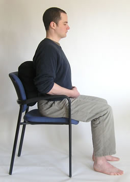 правильная поза для медитации сидя на стуле